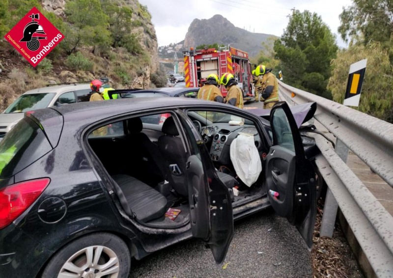 <span style='color:#780948'>ARCHIVED</span> - Five injured in two-car crash on the N-332 between Altea and Calpe