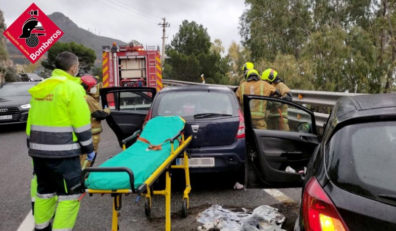 <span style='color:#780948'>ARCHIVED</span> - Five injured in two-car crash on the N-332 between Altea and Calpe