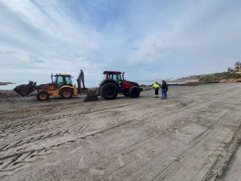 <span style='color:#780948'>ARCHIVED</span> - Orihuela Costa prepares its beaches for Easter Week