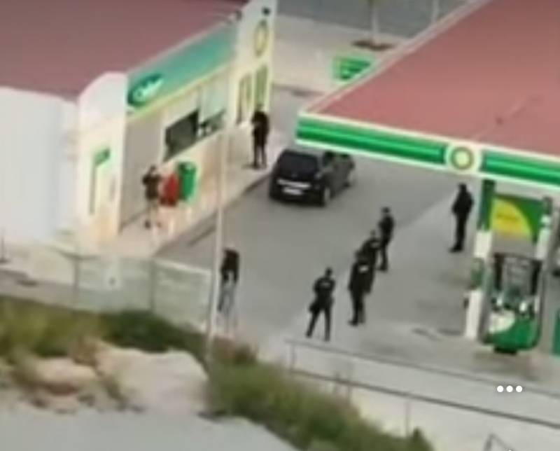 VIDEO: Man armed with axe arrested on suspicion of attempted murder at Alicante petrol station