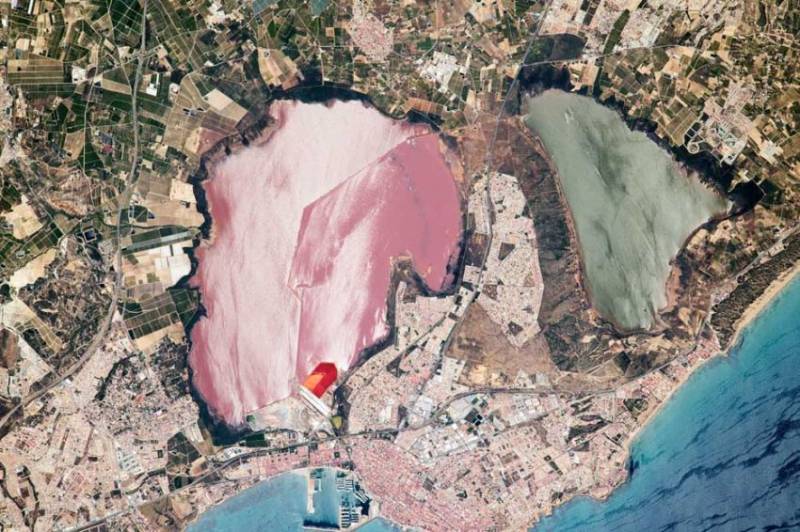<span style='color:#780948'>ARCHIVED</span> - NASA shares stunning space image of pink lagoon in Torrevieja, Spain