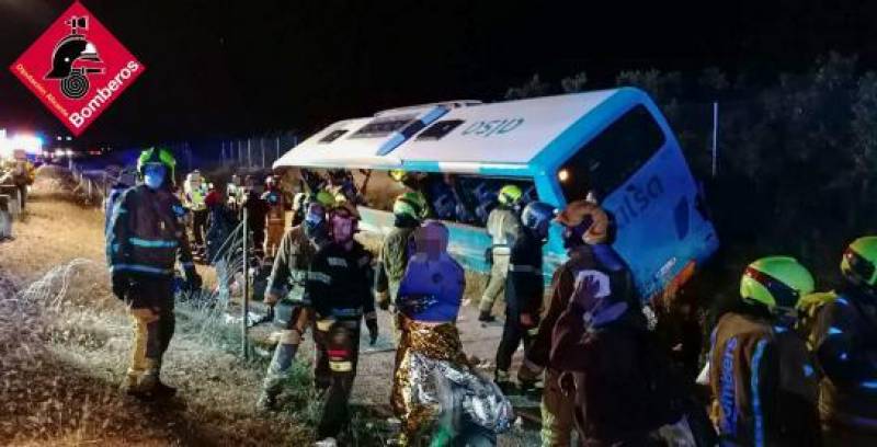 <span style='color:#780948'>ARCHIVED</span> - Pregnant woman one of 12 injured after bus overturns on the A-7 Alicante