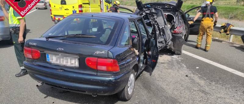 <span style='color:#780948'>ARCHIVED</span> - Three injured in four-car pile-up on the A-7 in Alicante