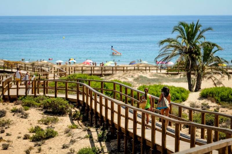 <span style='color:#780948'>ARCHIVED</span> - Elche gets beach-ready ahead of an influx of summer tourists