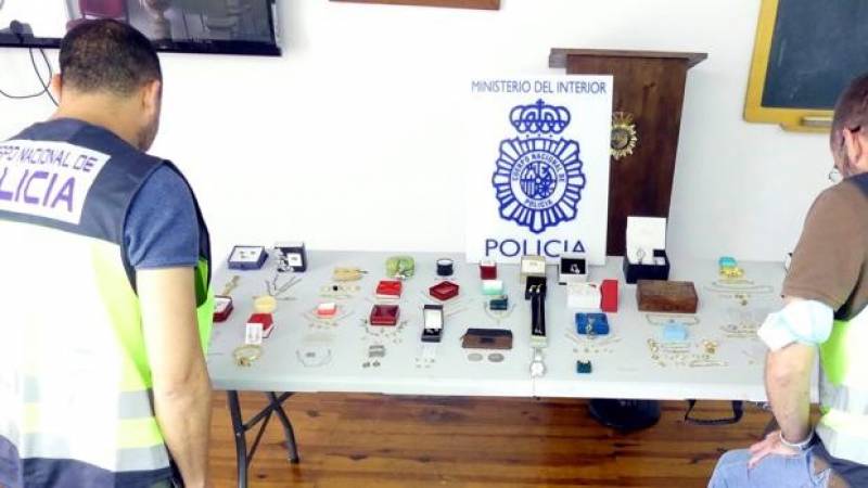 <span style='color:#780948'>ARCHIVED</span> - Cleaner steals more than 15,000 euros worth of jewellery from elderly victims in Elda
