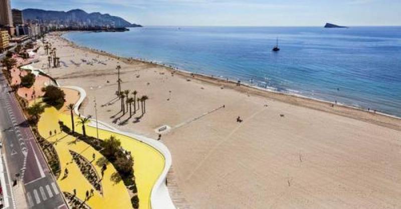 <span style='color:#780948'>ARCHIVED</span> - Flip-flops a must: Beachgoers in Benidorm warned not to go barefoot due to poor state of decking