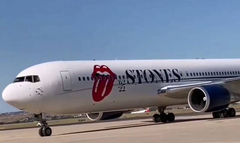 <span style='color:#780948'>ARCHIVED</span> - Video shows the moment the Rolling Stones touch down in Spain ahead of their concert in Madrid next week