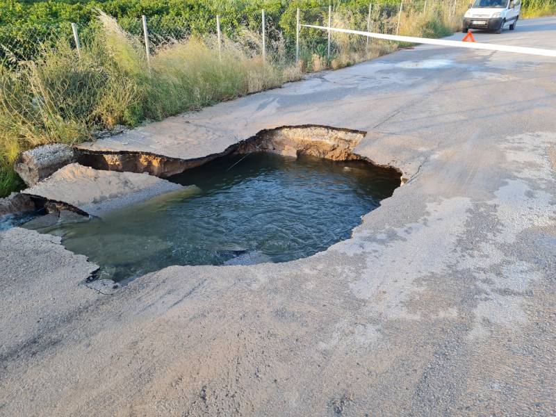 <span style='color:#780948'>ARCHIVED</span> - Burst water pipe causes huge sinkhole forcing road closure in Orihuela