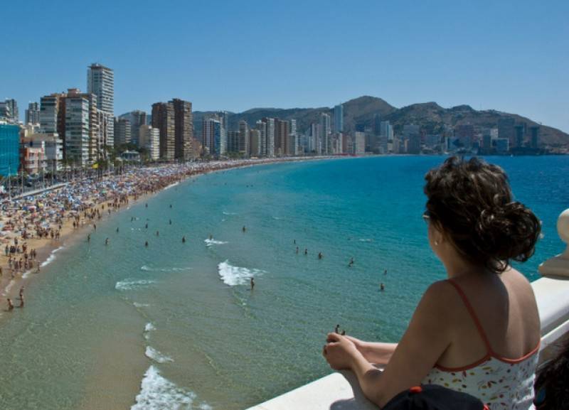<span style='color:#780948'>ARCHIVED</span> - 15,000 Brits expected to spend 12M in Benidorm over Queen Jubilee long weekend