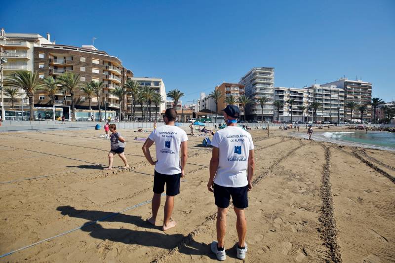 <span style='color:#780948'>ARCHIVED</span> - Torrevieja forks out 1M euros on beach Covid controllers despite a lack of restrictions