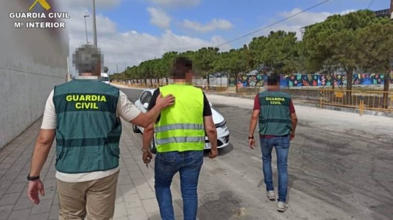 <span style='color:#780948'>ARCHIVED</span> - Alicante lorry driver charged with murder after driving 3km with victim hanging from a rear-view mirror