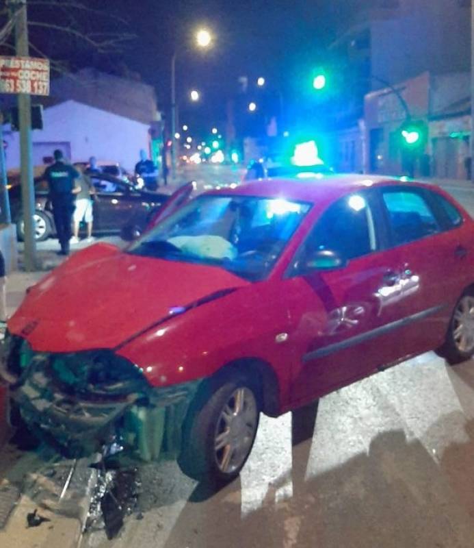 <span style='color:#780948'>ARCHIVED</span> - Drunk driver in Murcia smashes into lamppost and another is caught driving with someone on the bonnet