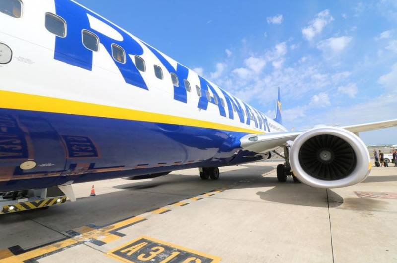 <span style='color:#780948'>ARCHIVED</span> - Drunk Belgian tourist (46), marched off Ryanair flight in Spain after trying to open emergency door