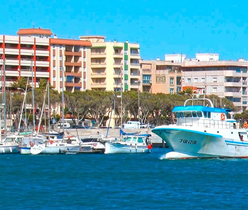 <span style='color:#780948'>ARCHIVED</span> - Adult and two children injured in boat explosion at Torrevieja port