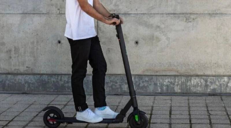 <span style='color:#780948'>ARCHIVED</span> - Drunk-driving e-scooter rider caught by Almoradi police with beer in his hand