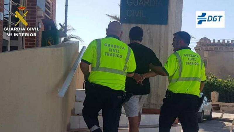 <span style='color:#780948'>ARCHIVED</span> - Driver in stolen car flees police checkpoint and speeds along N-332 Torrevieja in the wrong direction