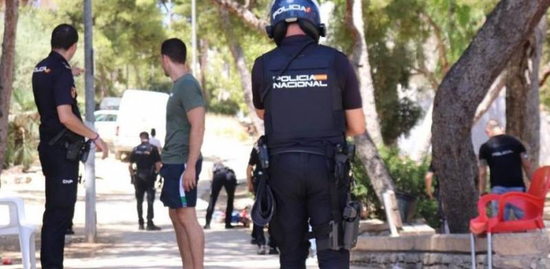 <span style='color:#780948'>ARCHIVED</span> - Broad daylight shooting between neighbours in Alicante leaves one wounded as 7 are arrested