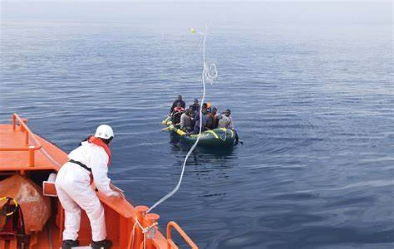 <span style='color:#780948'>ARCHIVED</span> - Pregnant woman and children among 19 migrants rescued off the coast of Torrevieja