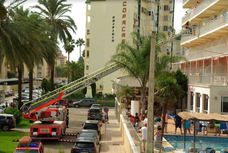 <span style='color:#780948'>ARCHIVED</span> - Firefighters remove 3rd-floor balcony doors to rescue injured guest from Gandia hotel