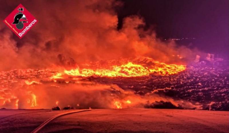 <span style='color:#780948'>ARCHIVED</span> - Alicante firefighters battle massive blaze at landfill and separate lorry fire in Monovar