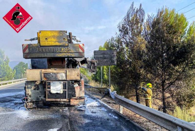Alicante firefighters battle massive blaze at landfill and separate lorry fire in Monovar