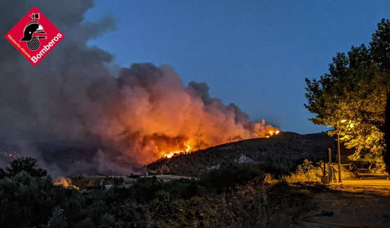 <span style='color:#780948'>ARCHIVED</span> - Huge Alicante wildfire continues to rage forcing the evacuation of more towns and villages