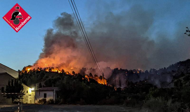 <span style='color:#780948'>ARCHIVED</span> - Perimeter of wildfire raging in Alicante, Spain declared stable after rain in the area