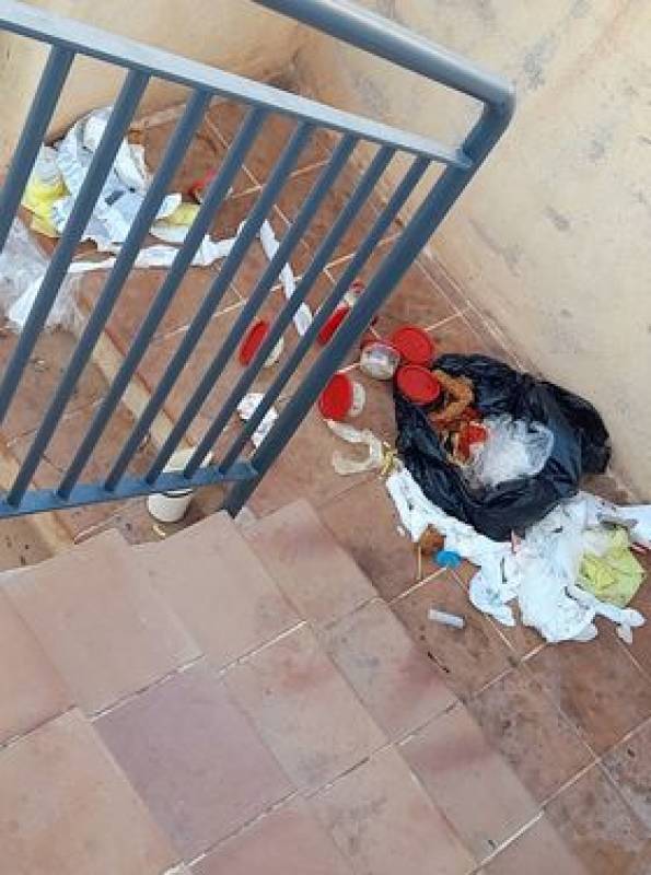 <span style='color:#780948'>ARCHIVED</span> - Getting out of hand: community fed up of trash and food waste from new KFC littering Puerto de Mazarron
