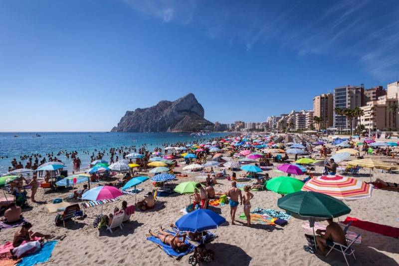 <span style='color:#780948'>ARCHIVED</span> - Calpe beach in Alicante closed due to contamination