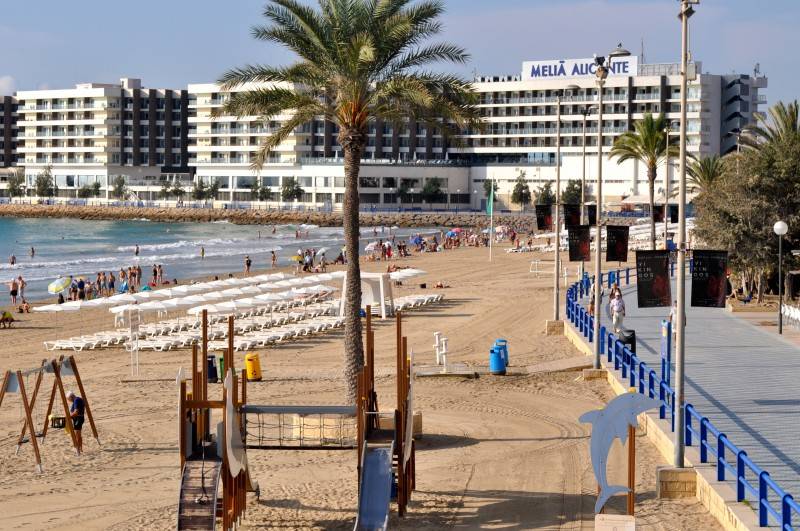 <span style='color:#780948'>ARCHIVED</span> - 49-year-old drowns on El Postiguet beach, Alicante