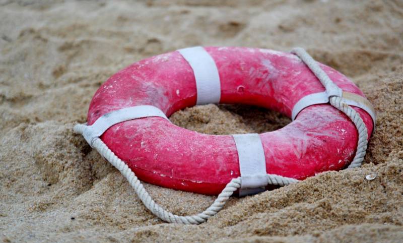 <span style='color:#780948'>ARCHIVED</span> - Beach cleaning worker saves injured swimmer in Alicante