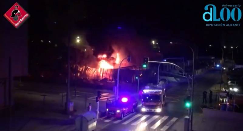 Flames tear through warehouse in Villajoyosa, Alicante destroying the building and several cars
