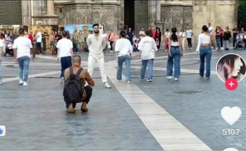 <span style='color:#780948'>ARCHIVED</span> - WATCH: Marriage proposal flashmob in Murcia square