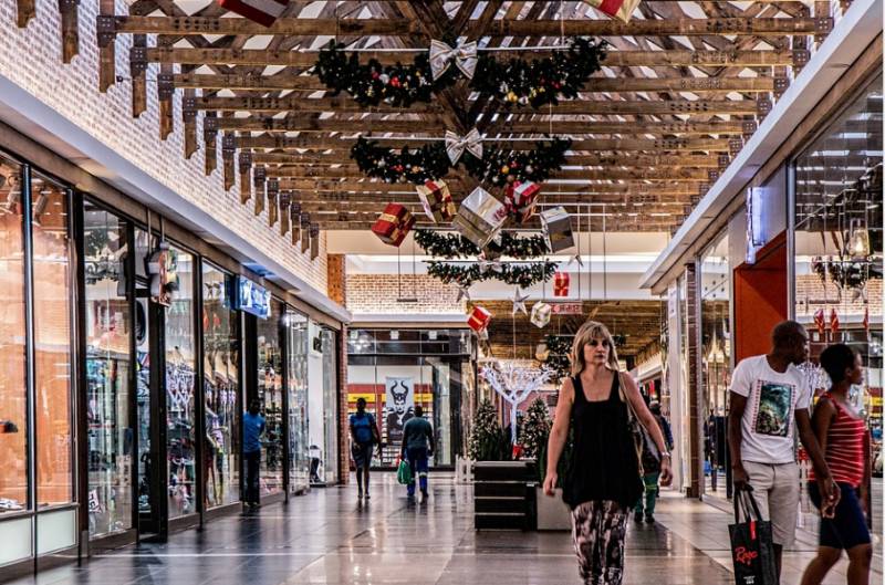 Frugal festivities: people will spend 5 per cent less on Christmas shopping in Spain this year
