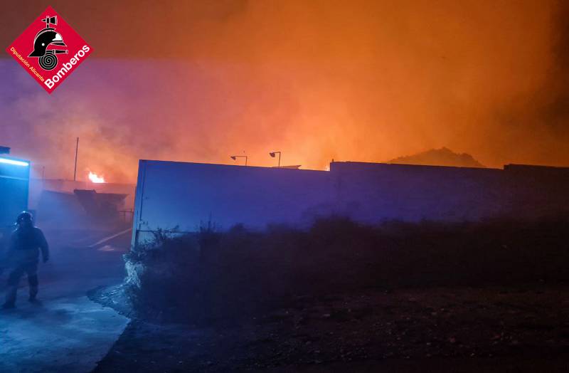 <span style='color:#780948'>ARCHIVED</span> - Firefighters bring blaze at Alicante recycling plant under control after almost 24 hours