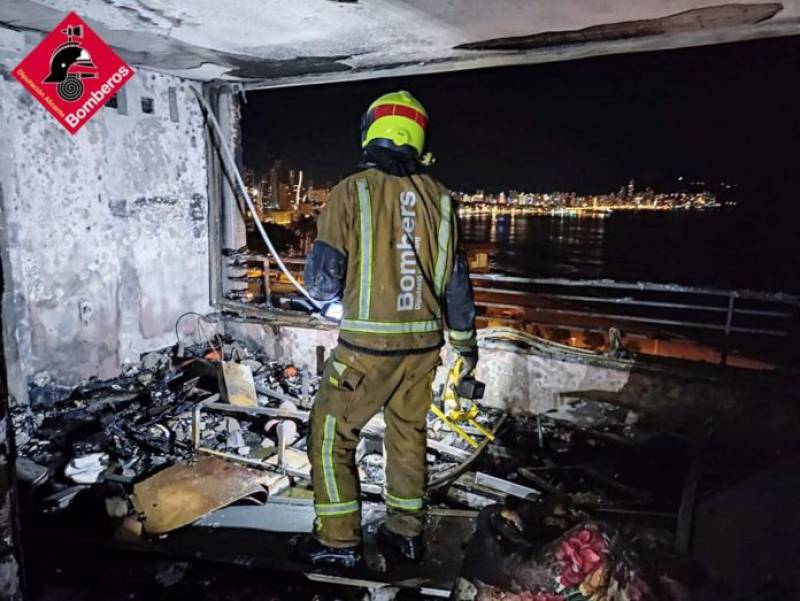 <span style='color:#780948'>ARCHIVED</span> - One injured and dog dies in spectacular blaze at 19-storey block of flats in Benidorm