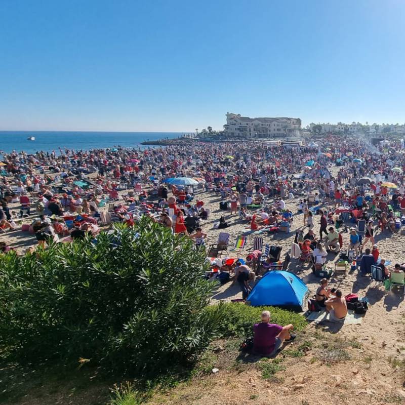 <span style='color:#780948'>ARCHIVED</span> - Thousands of British and other expats flock to Orihuela beach on Christmas Day