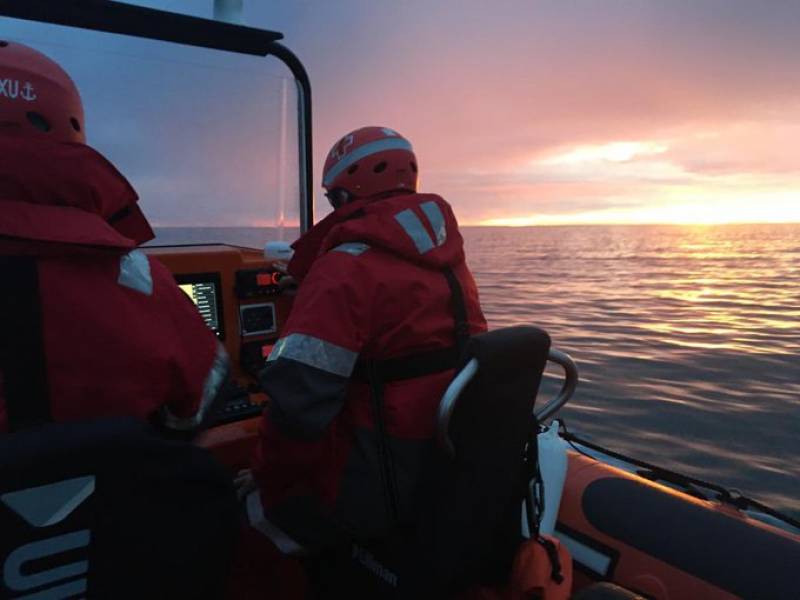 <span style='color:#780948'>ARCHIVED</span> - Fishermen rescue 13 migrants after spotting boat off the coast of Torrevieja