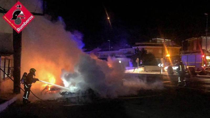 <span style='color:#780948'>ARCHIVED</span> - Alicante motorhome blaze spreads to nearby caravans, power lines and street furniture