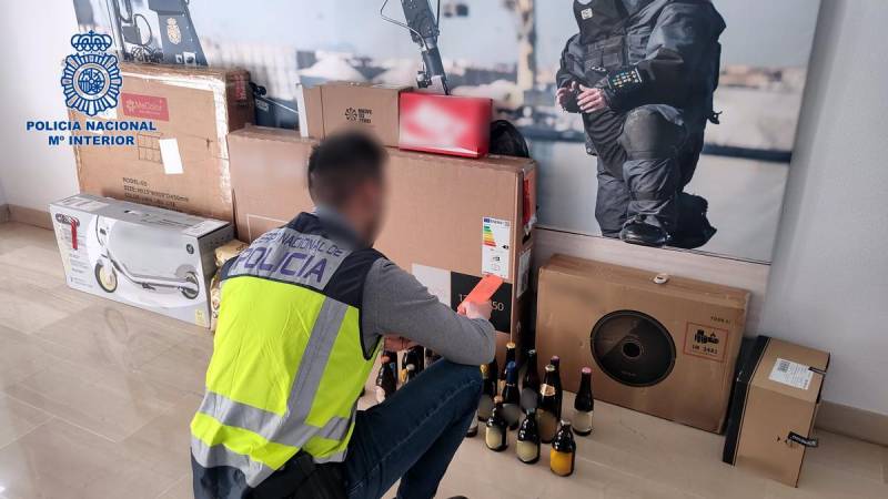 Alicante parcel delivery man stole packages worth 5,000 euros to sell online
