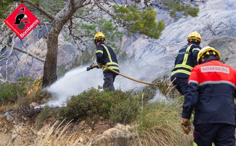 Costa Blanca bush fire forces evacuation of 200 residents and destroys 100 hectares of forest