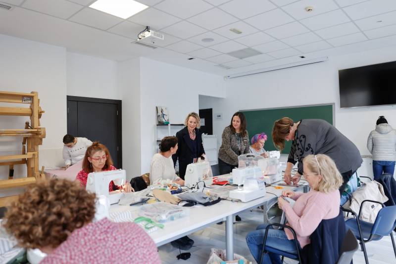 Free creative sewing course in Alfaz del Pi: learn a new skill and polish up your Spanish