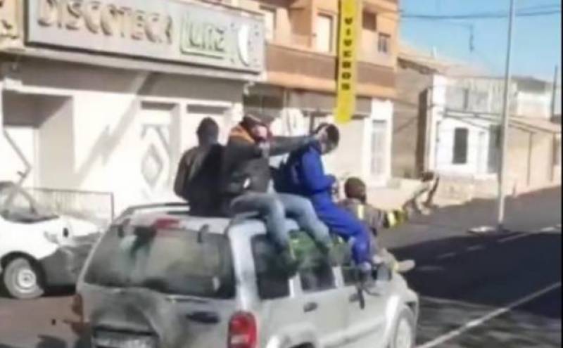 <span style='color:#780948'>ARCHIVED</span> - WATCH: 7 men careen through Murcia town on roof of jeep