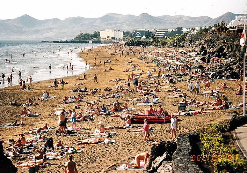<span style='color:#780948'>ARCHIVED</span> - Lanzarote closes the door on bargain-loving Brits