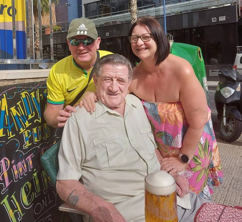 <span style='color:#780948'>ARCHIVED</span> - Brit widower, 88, becomes Benidorm selfie star after friend posts heartwarming Facebook post