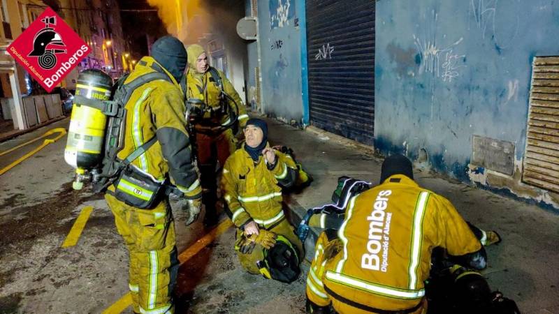 <span style='color:#780948'>ARCHIVED</span> - VIDEO: Two cars destroyed in early morning blaze at a garage in the centre of Torrevieja