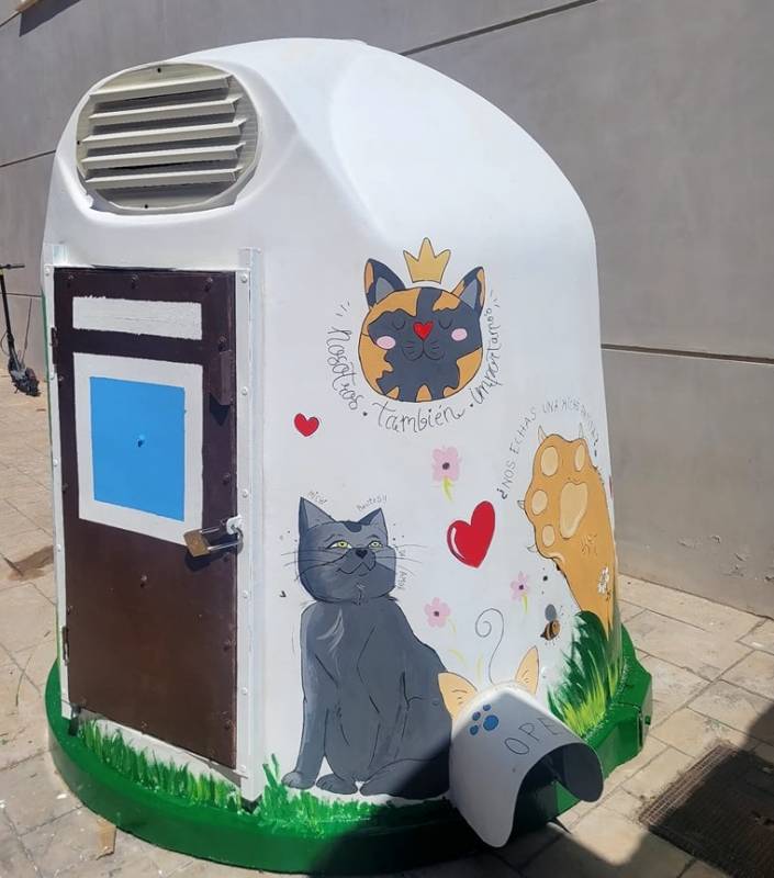 <span style='color:#780948'>ARCHIVED</span> - Glass recycling igloos could be adapted into shelters for stray cats in Orihuela