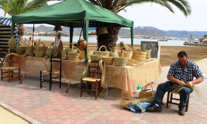 December 16 Monthly arts and crafts market in Puerto de Mazarron