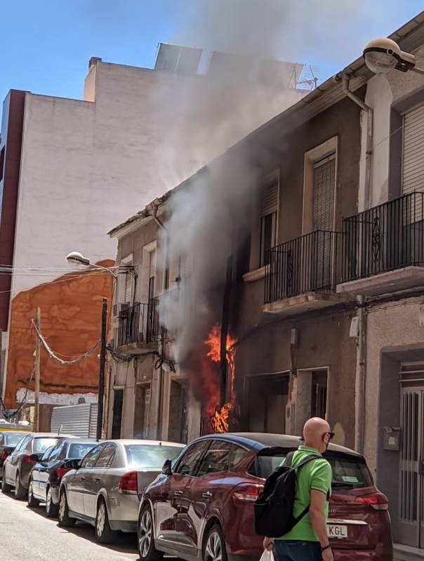 <span style='color:#780948'>ARCHIVED</span> - Building occupied by squatters goes up in flames in Orihuela