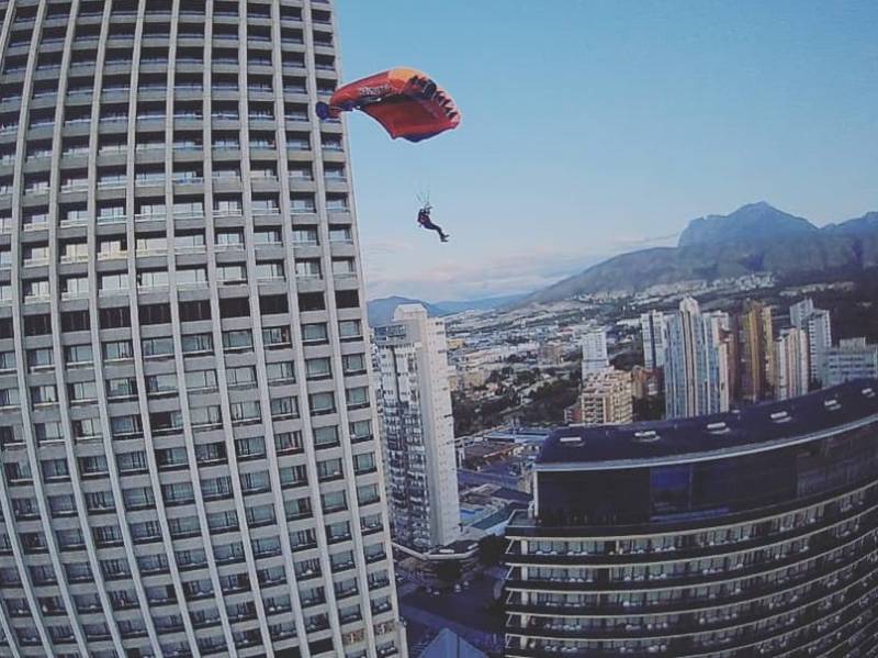 <span style='color:#780948'>ARCHIVED</span> - British base jumper crashes into building during extreme world championship in Benidorm